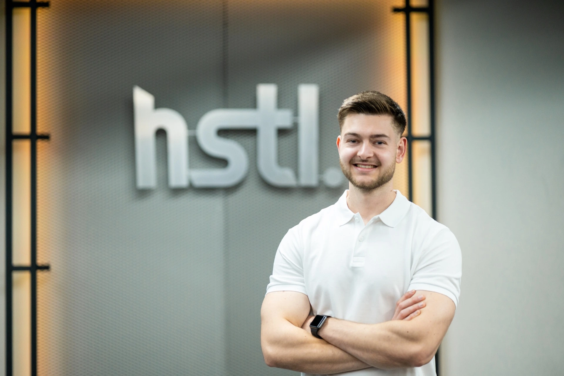 Nick Gerber vor der Hustle-Gym-Wand